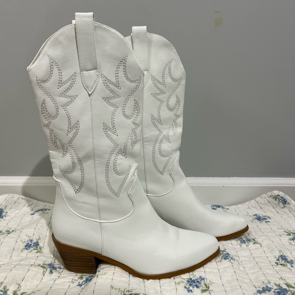 white mid-calf cowboy boots (women’s) - Picture 4 of 6